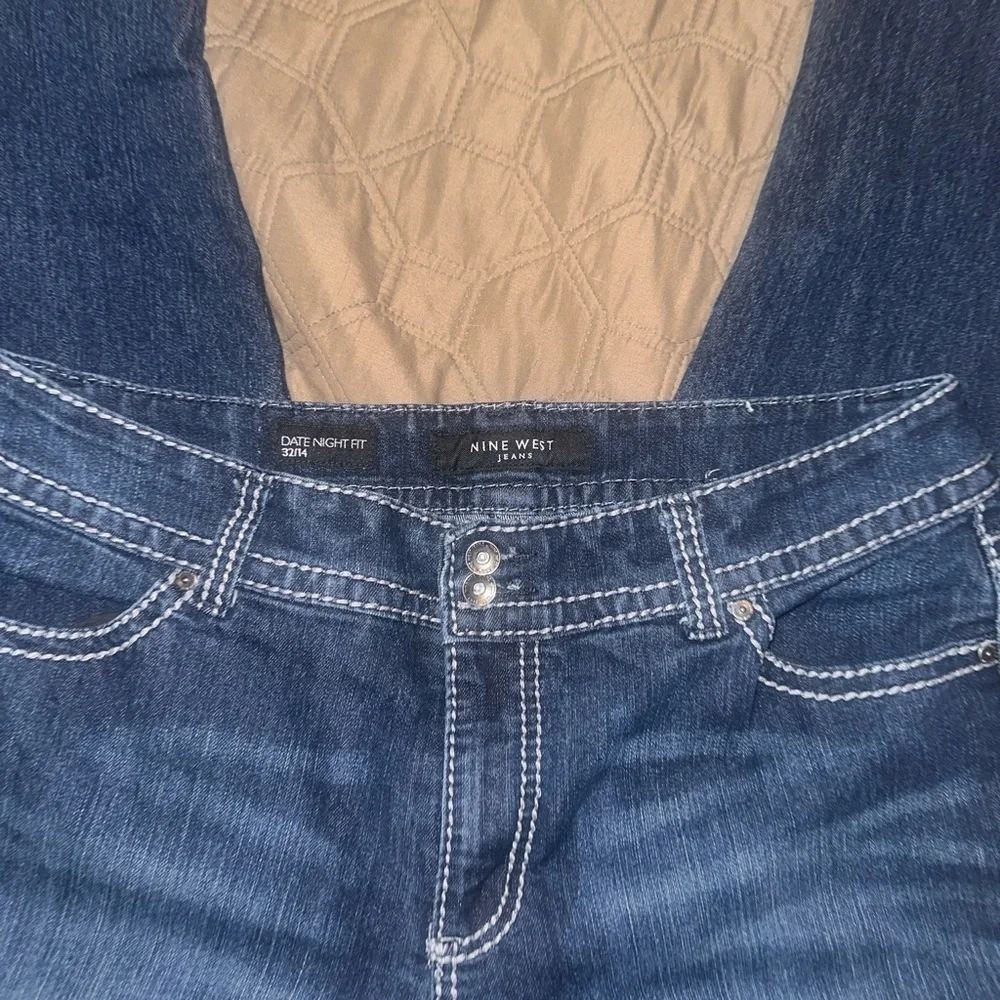 Nine West Indigo Dark Date Night Fit Capri Jeans style: Annette 32/14